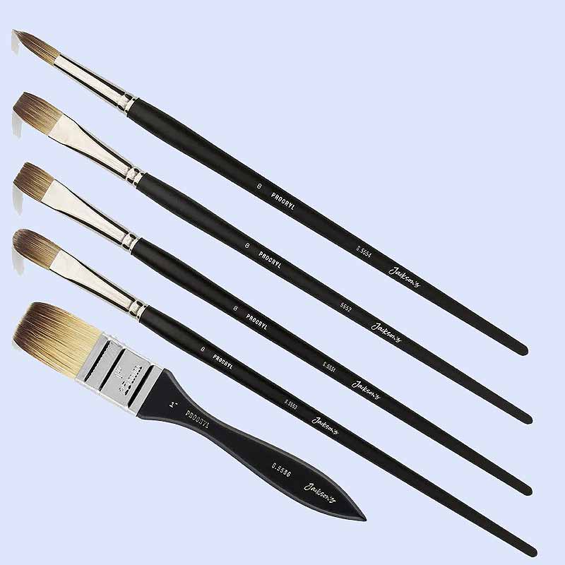 Diferentes  pinceles para pintar con acrílico.